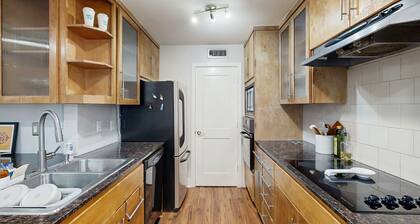 Comfortable, dog-friendly condo with shared pool - long term stay