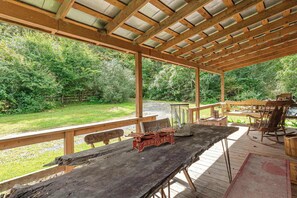Outdoor dining - Historic 1802 Forge Home by North River & Trails (Capon Bridge)