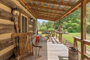 Outdoor dining - Historic 1802 Forge Home by North River & Trails (Capon Bridge)