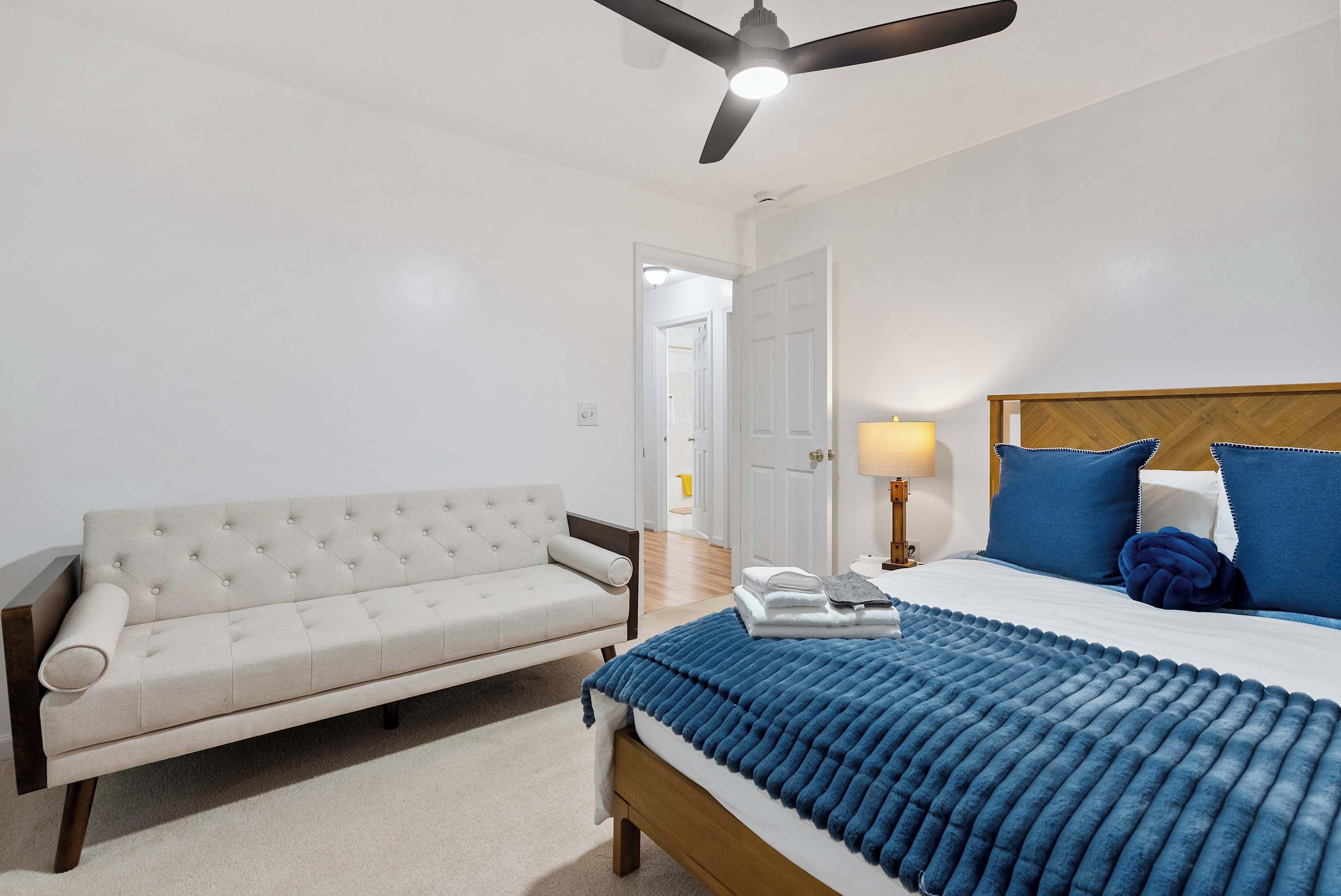 3 habitaciones, tabla de planchar con plancha, wifi y ropa de cama 