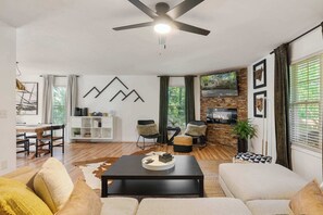 Télévision, cheminée