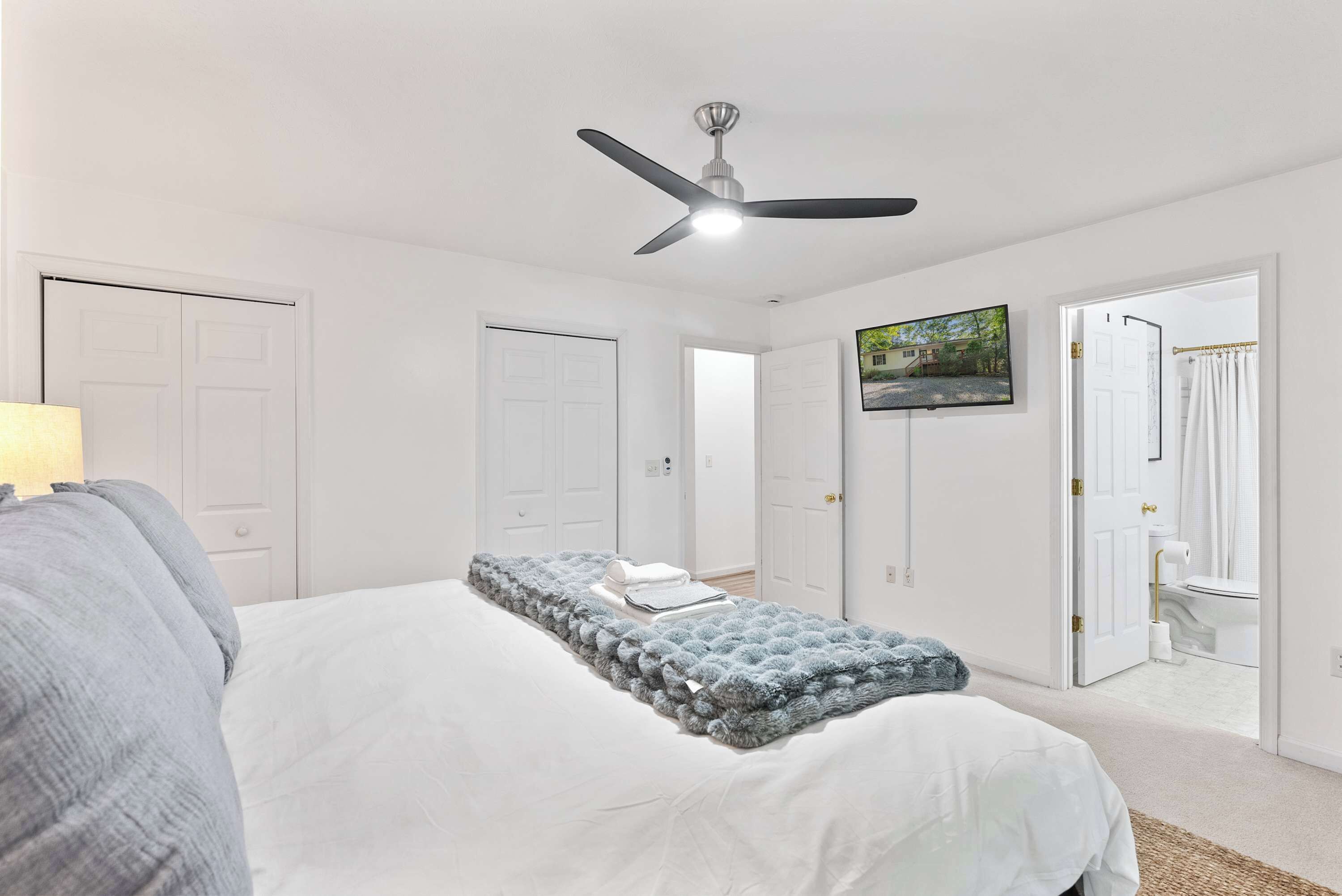 3 bedrooms, iron/ironing board, WiFi, bed sheets