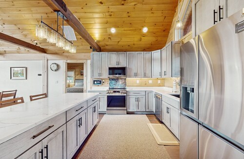 Cozy mountain cabin with EV charger, game room & forest views