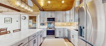 Cozy mountain cabin with EV charger, game room & forest views