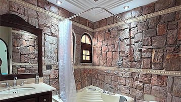 Comfort-Doppelzimmer, Stadtblick | Badezimmer | Haartrockner, Handtücher