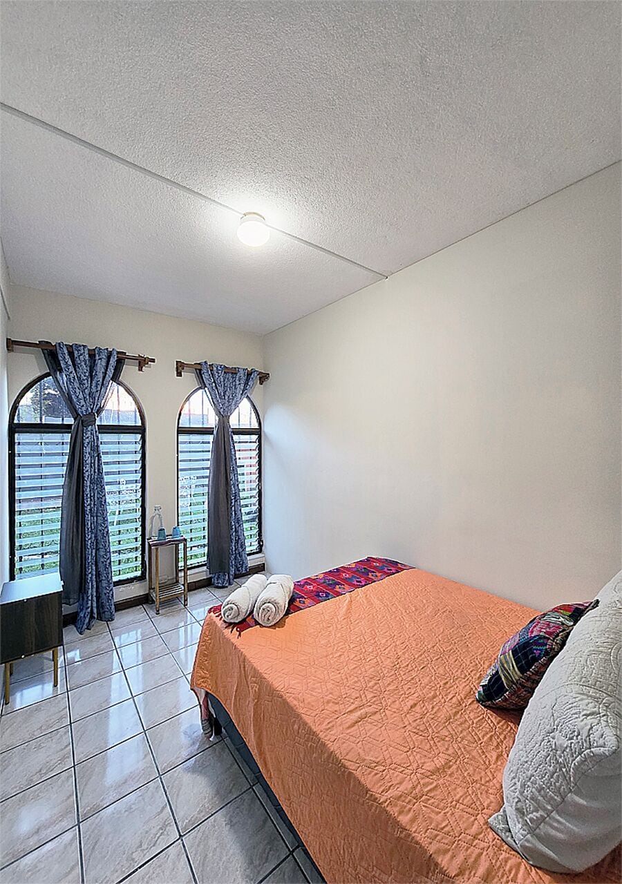 Habitación clásica, vista al jardín | Tabla de planchar con plancha, wifi gratis y ropa de cama 