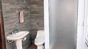 Doppelzimmer | Badezimmer | Dusche, Haartrockner, Handtücher, Seife