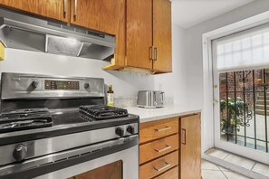 Réfrigérateur, four à micro-ondes, un four, surface de cuisson