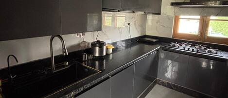 Micro-ondes, plaque de cuisson, lave-vaisselle