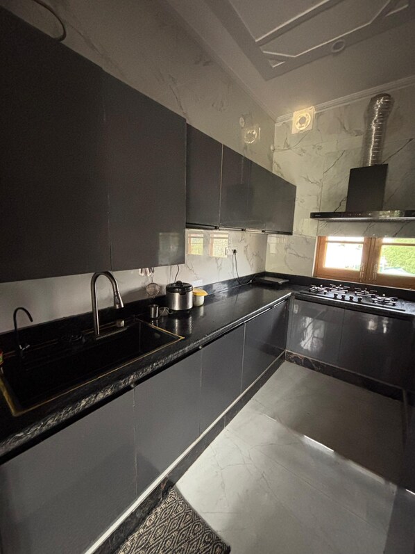 Mikrobølgeovn, kogeplade, opvaskemaskine