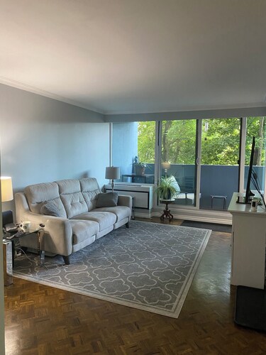 A quiet centrally located uptown 1+1 condo in T.O North York HWY 401 & Bathurst