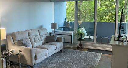 A quiet centrally located uptown 1+1 condo in T.O North York HWY 401 & Bathurst