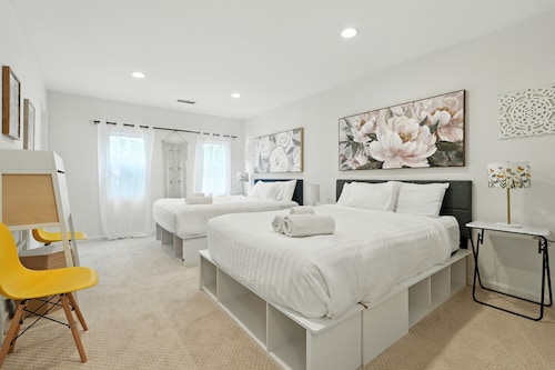 Modern 2BR Retreat – 5 Min to DC