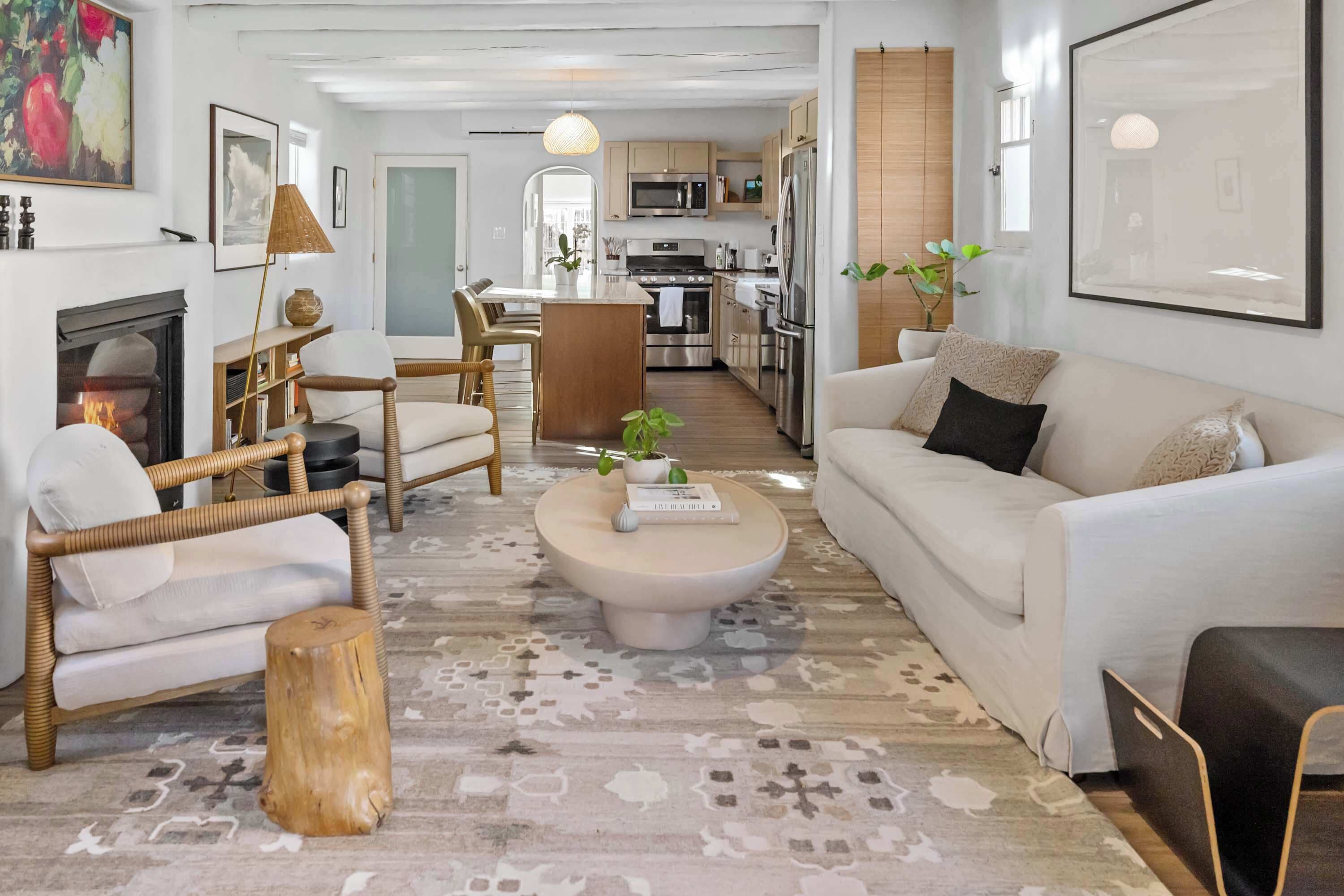 Una Smart TV, una chimenea, una oficina