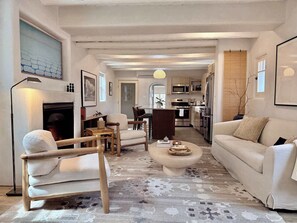 Smart TV, fireplace, offices - Stylish Luxury Sanctuary Near Canyon Road (Santa Fe)