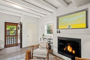 TV connectée, cheminée, espaces bureaux