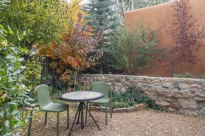Outdoor dining - Stylish Luxury Sanctuary Near Canyon Road (Santa Fe)