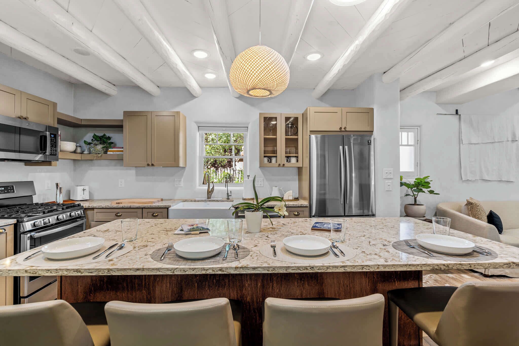 Een koelkast, een microgolfoven, een kookplaat, een vaatwasser