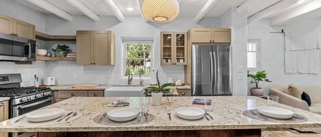 Een koelkast, een microgolfoven, een kookplaat, een vaatwasser