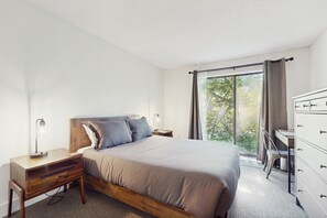 2 bedrooms, iron/ironing board, internet, bed sheets