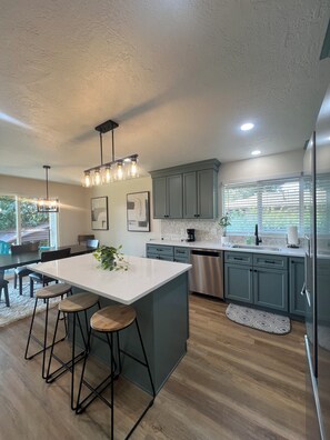 Mikrowelle, Ofen, Herdplatte, Geschirrspüler