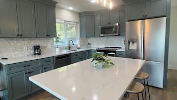 Micro-ondes, four, plaque de cuisson, lave-vaisselle