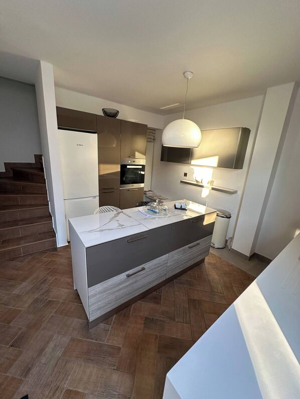 Fridge, oven, stovetop, coffee/tea maker