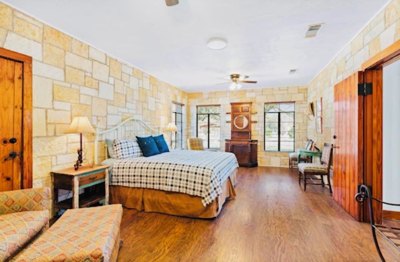 2 habitaciones, tabla de planchar con plancha y cuna de viaje 