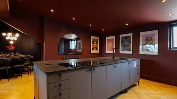 Een koelkast, een microgolfoven, een oven, een kookplaat