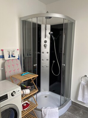 Douche, séchoir à cheveux, serviettes fournies, savon