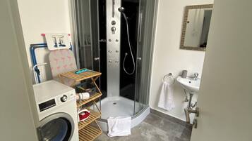 Dusche, Haartrockner, Handtücher, Seife