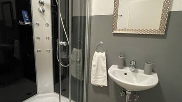 Suihku, hiustenkuivaaja, pyyhkeet, saippua