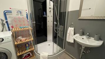 Suihku, hiustenkuivaaja, pyyhkeet, saippua