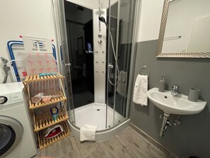 Dusj, hårføner, håndklær og såpe