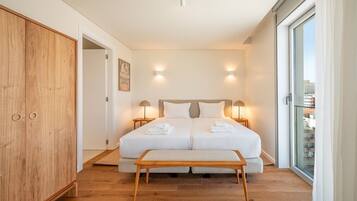 2 bedrooms, iron/ironing board, Internet, bed sheets