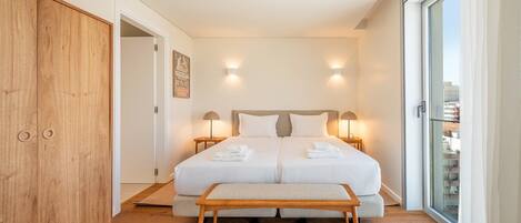 2 bedrooms, iron/ironing board, internet, bed sheets