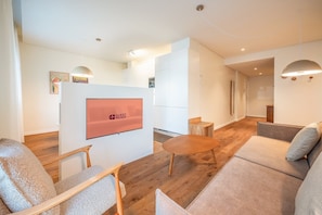 TV - GuestReady - Republic Apartments 4D (Lisbon)