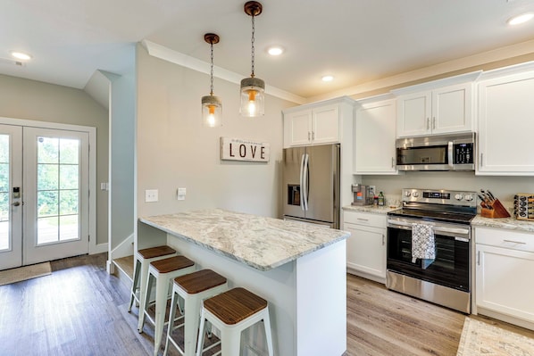 Fridge, microwave, stovetop, dishwasher