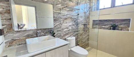 Secador de pelo, bidé, toallas y papel higiénico