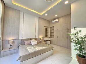 4 bedrooms, iron/ironing board, WiFi, bed sheets