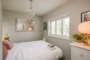 4 bedrooms, desk, iron/ironing board, WiFi