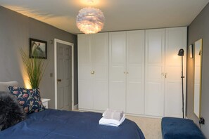 4 habitaciones, escritorio, tabla de planchar con plancha y wifi