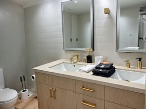 Dusche, Haartrockner, Handtücher, Seife