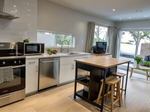 Jääkaappi, mikroaaltouuni, uuni, liesi