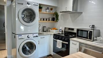 Refrigerador, microondas, horno y parrilla de estufa