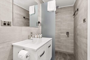 Shower, hair dryer, towels - Bright 1-Bed Apartment with Garden Views (Bomaderry)