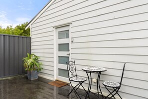 Outdoor dining - Bright 1-Bed Apartment with Garden Views (Bomaderry)