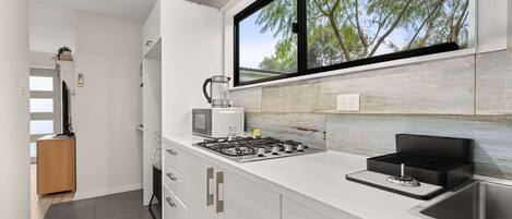 Microonde, piano cottura, tostapane, pentole/stoviglie/utensili