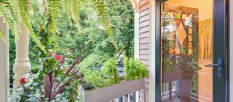 < 1 Mi to Dtwn Salem: Apt w/ Shared Patio & Yard!