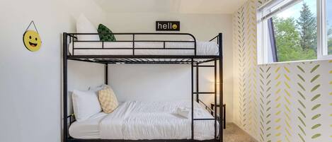 6 bedrooms, travel cot, WiFi, bed sheets